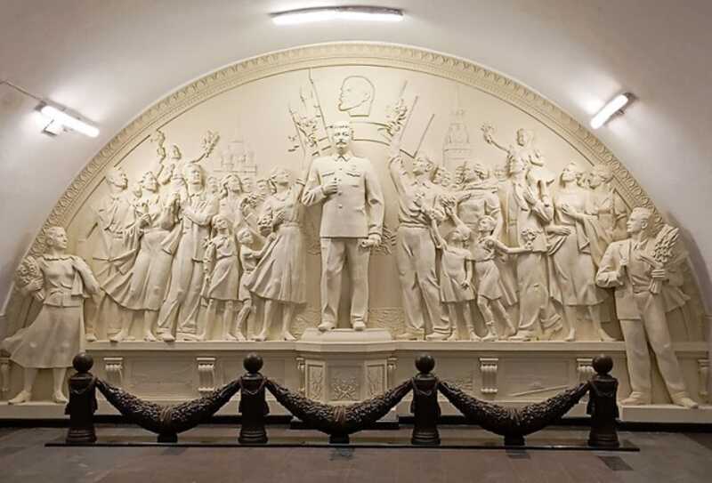 Активисты принесли эмодзи клоуна к памятнику Сталину в московском метро