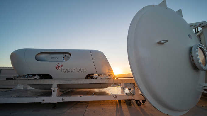 В США прошли первые пассажирские испытания вакуумного поезда Hyperloop