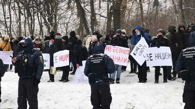 Пикет с плакатом «Зе фашизм» вышел к Зеленскому