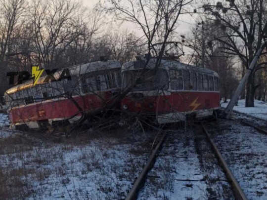 В Харькове трамвай сбил дерево и столб, пострадала девушка