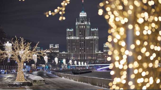 В Москве еще Новый год. По указанию мэра столицы России новогодние украшения не уберут с улиц до апреля