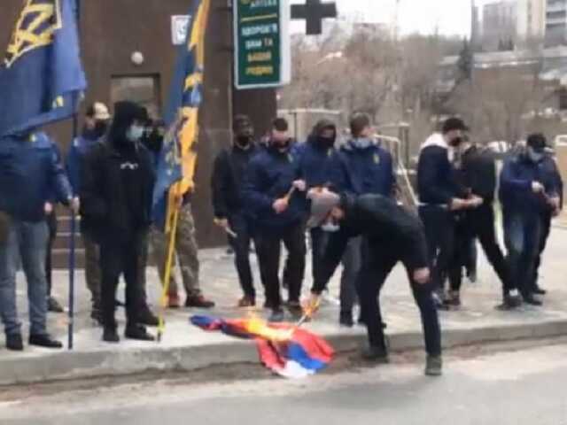 «Угрожают нам войной»: в Одессе под консульством РФ сожгли флаги страны-агрессора и партии Медведчука