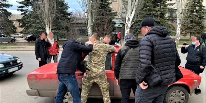 В Донецкой области военнослужащий занимался рэкетом