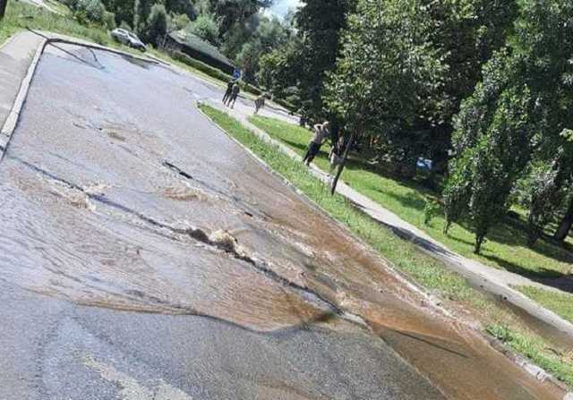 Прорыв трубы и повреждение асфальта: в Киеве подтопило проспект Победы