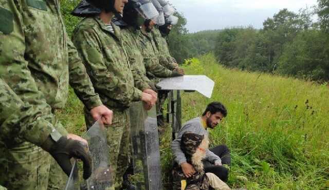 В Латвии показали, как белорусские силовики вытесняют мигрантов