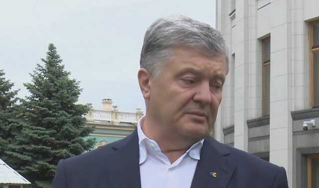 "Поехали, твою мать!": Порошенко скрылся от следователей, пытавшихся вручить ему повестку