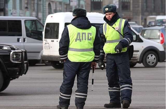 Петербургские гаишники довели до слёз девушку, сломали ей стекло в машине и возбудили уголовное дело