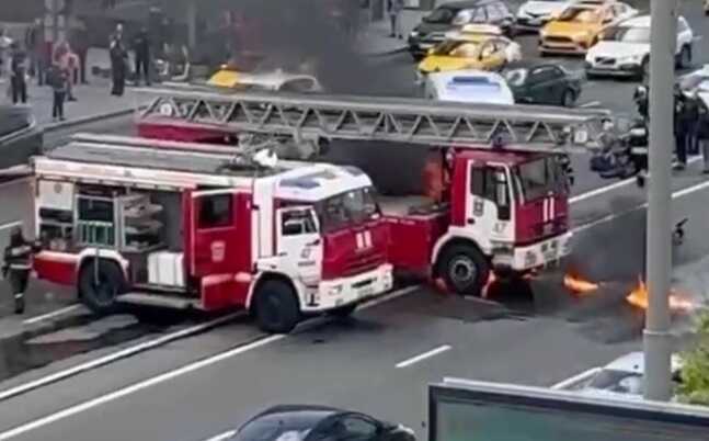 Мотоцикл загорелся после ДТП в центре Москвы