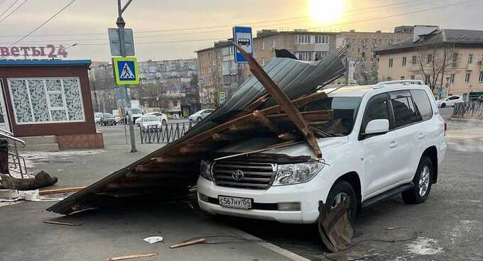 Во Владивостоке сильные ветры вызывают срыв крыш и снос заборов