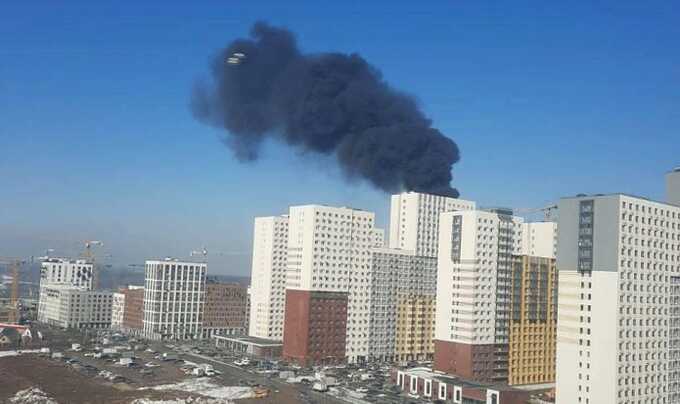 В деревне Сапроново в Подмосковье слышны взрывы в горящем ЖК