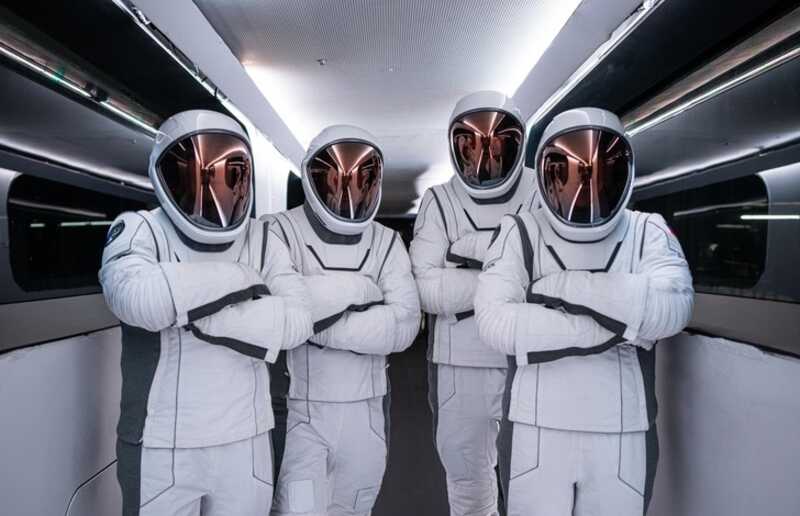 Компания SpaceX планирует отправить в открытый космос первых непрофессиональных астронавтов