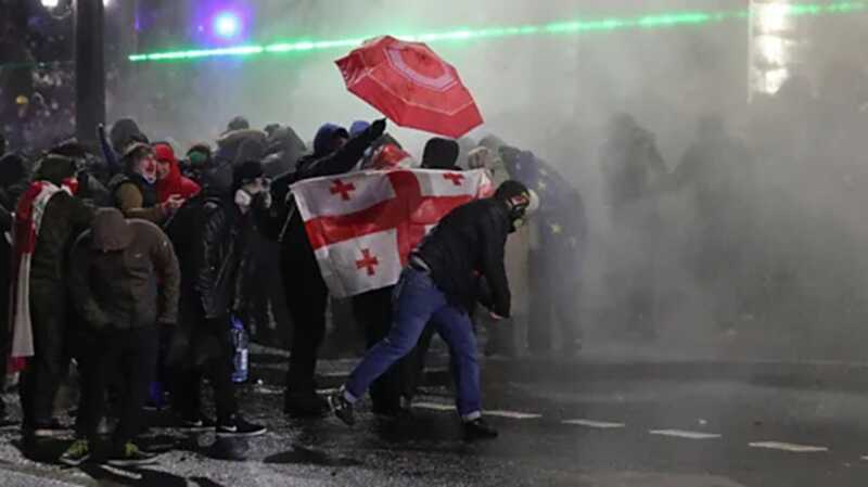 Появились новые видеозаписи с протестов в Тбилиси прошлой ночью