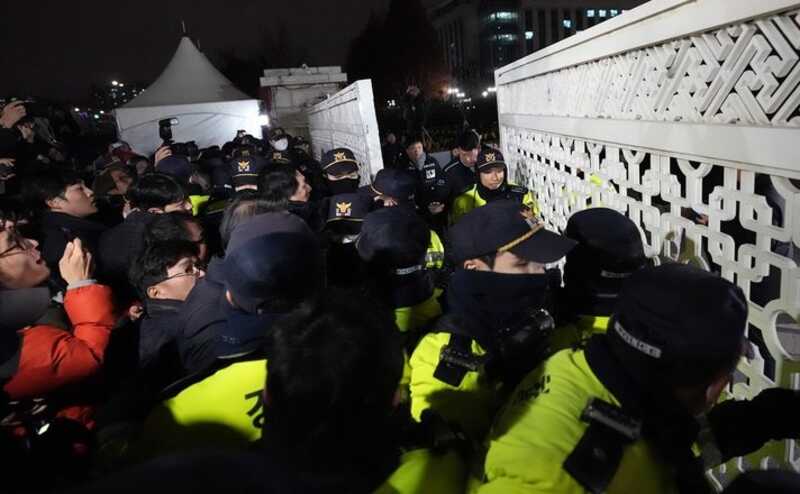 В Южной Корее начались протесты против введения военного положения