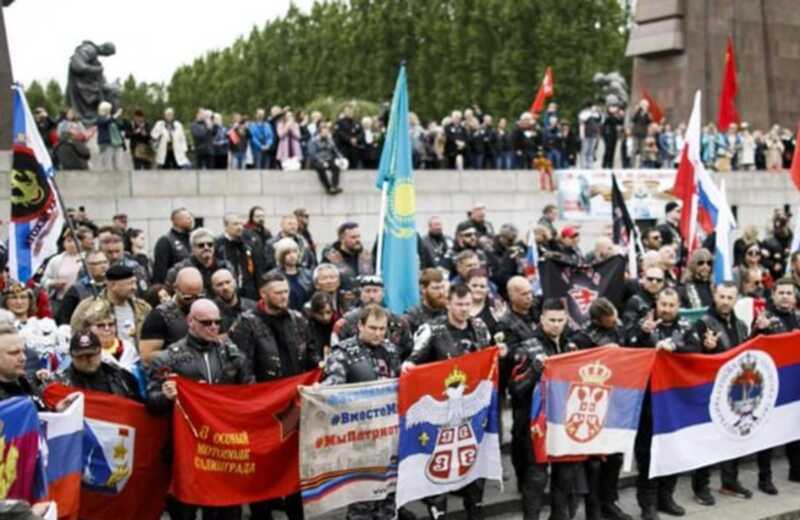 Берлин снова введет запрет на использование российских и советских флагов рядом с памятниками, посвященными военному времени