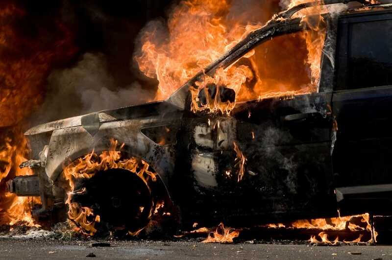 В Калужской области девушка подожгла пять автомобилей Росгвардии и избила пострадавшего после аварии