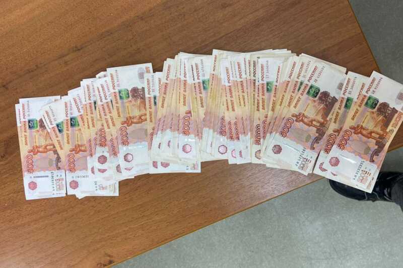 На Сахалине молодой человек украл 700 тысяч рублей у бывшего супруга своей девушки