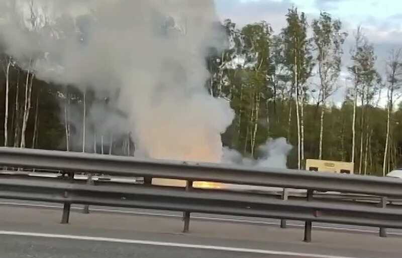 На платной трассе в Подмосковье загорелся автомобиль после ДТП