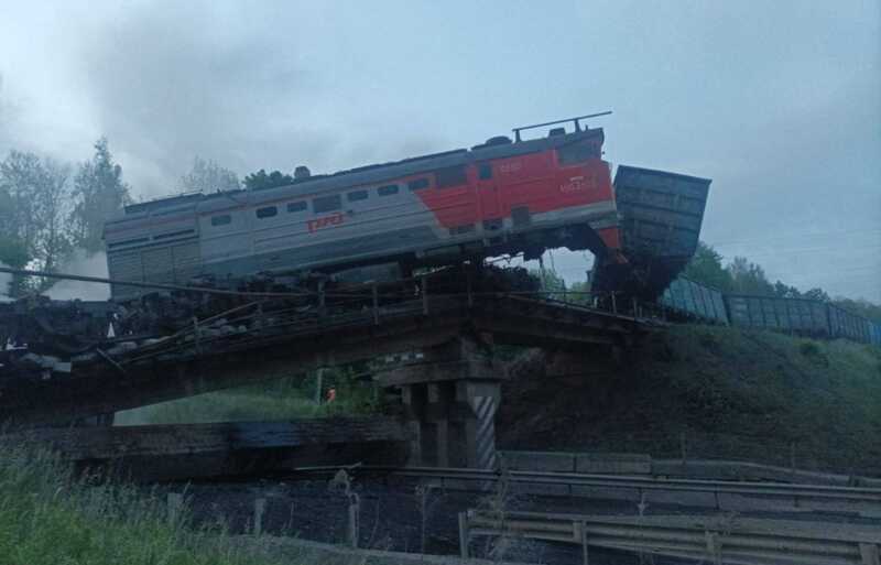 В Курской области обрушился железнодорожный мост
