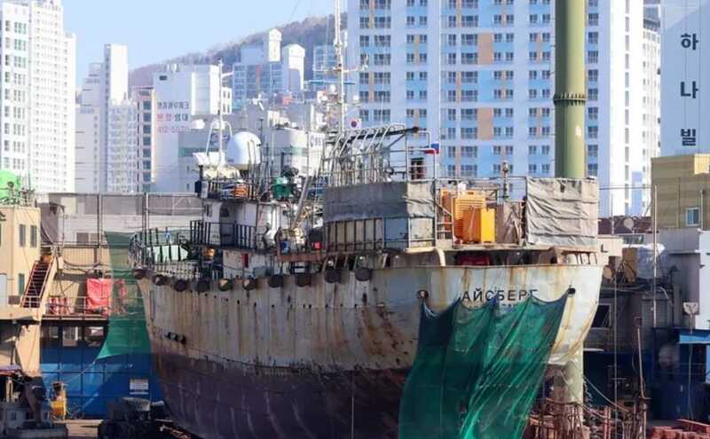 В Японском море вспыхнуло российское рыболовное судно