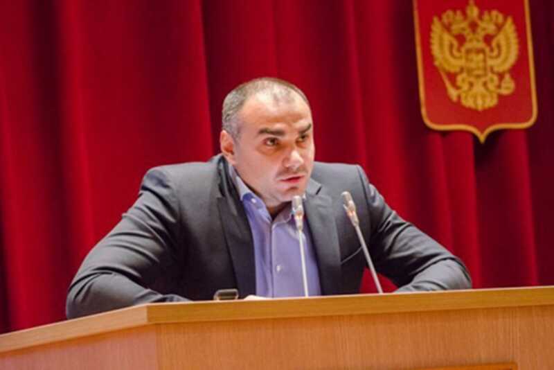 Бывшему заместителю председателя Законодательного собрания запретили покидать квартиру после нападения на мать и ребенка