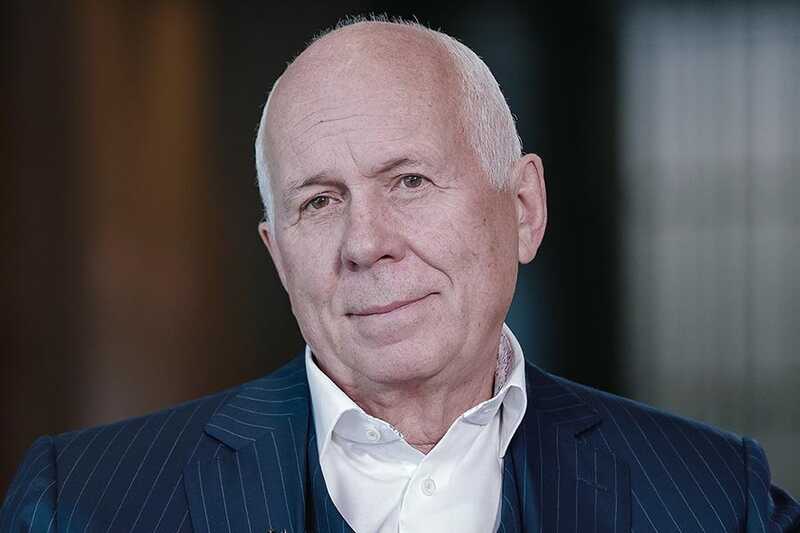 Чемезов рассказывает истории о военных технологиях, в то время как в Тамбове горит склад